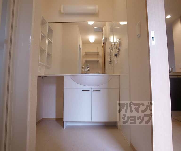 洗面設備　大きな鏡が特徴のきれいな洗面台です！