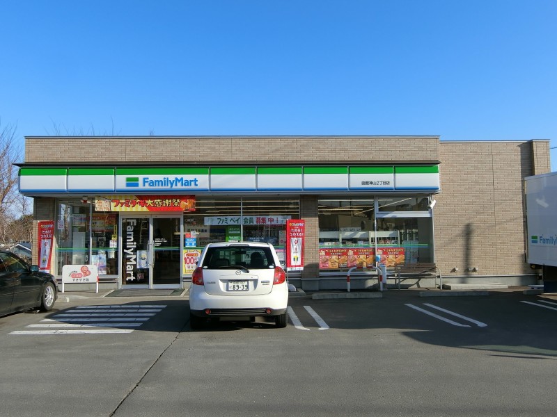 コンビニ　ファミリーマート函館神山2丁目店（コンビニ）まで375m