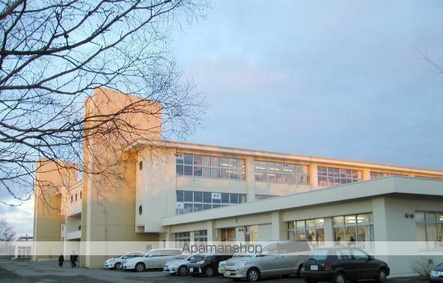 小学校　釧路市立鳥取西小学校（小学校）まで300m
