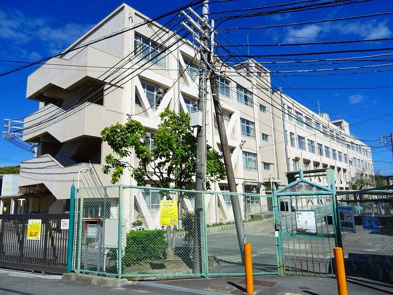小学校　高槻市立阿武野小学校（小学校）まで542m