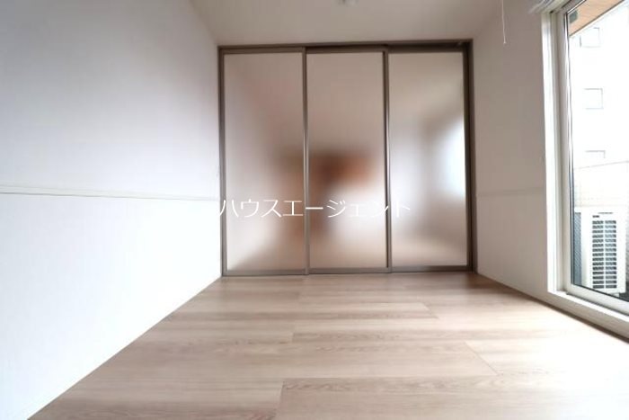 その他部屋・スペース　リビング横の洋室。扉を開ければリビングと繋げて使えます。