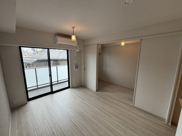 居室・リビング　※別部屋の参考写真です。