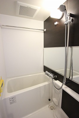 バス・シャワールーム　コンパクトで使いやすいお風呂です