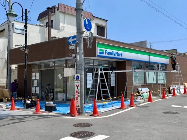 コンビニ　ファミリーマート諏訪ノ森駅前店（コンビニ）まで239m