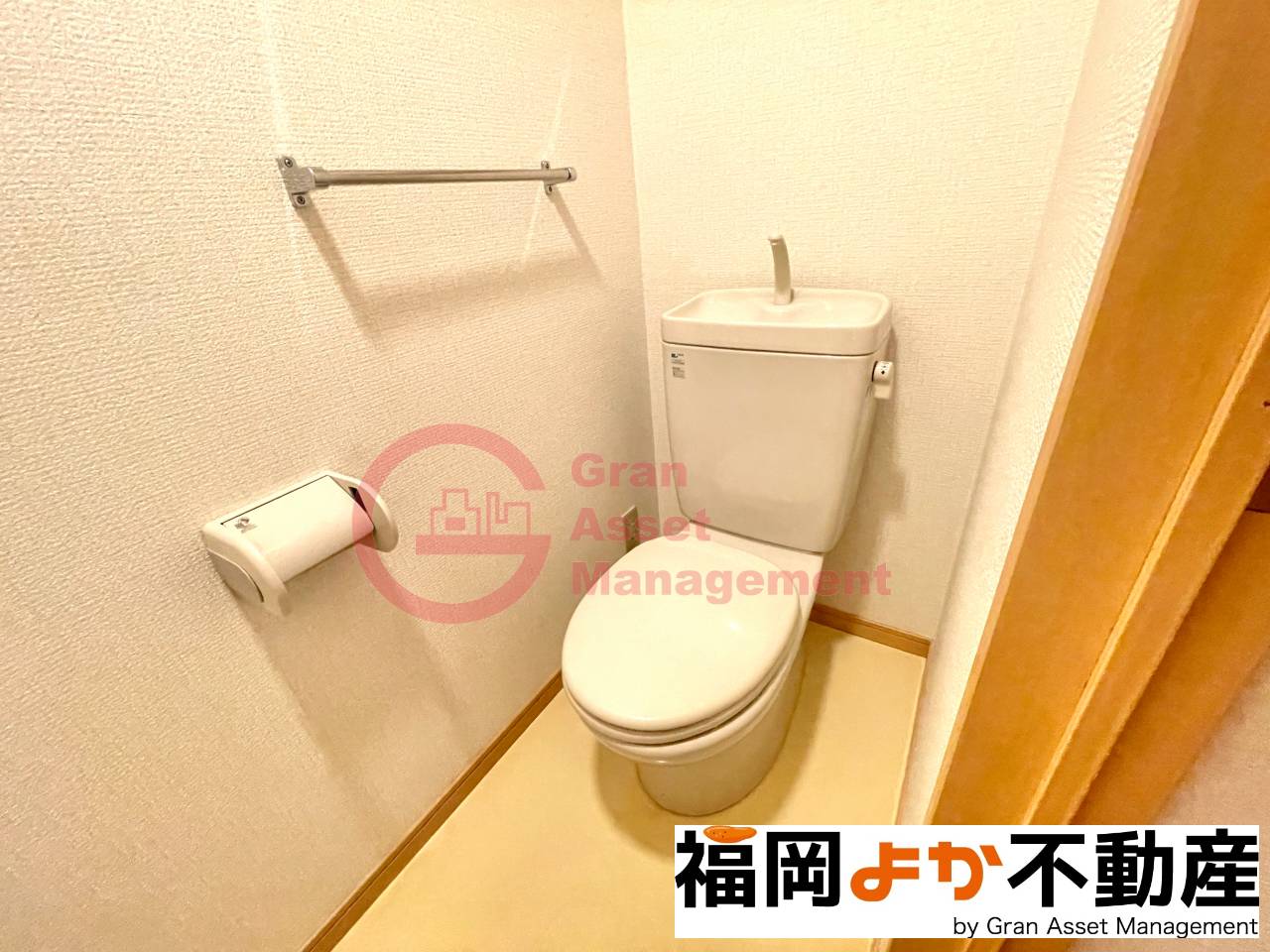 トイレ　落ち着いた色調のトイレです