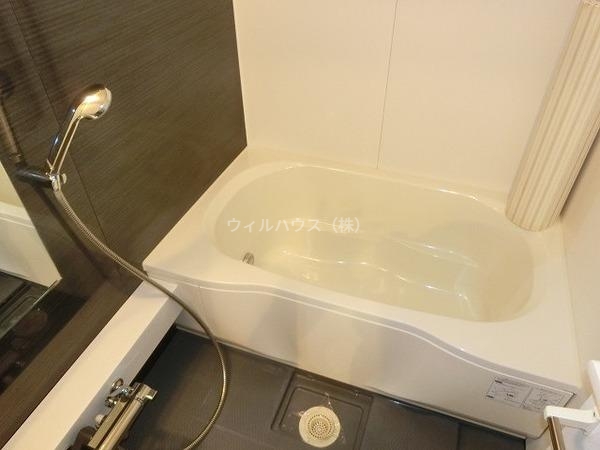 バス・シャワールーム　浴室乾燥機、追い焚き機能付きバス！