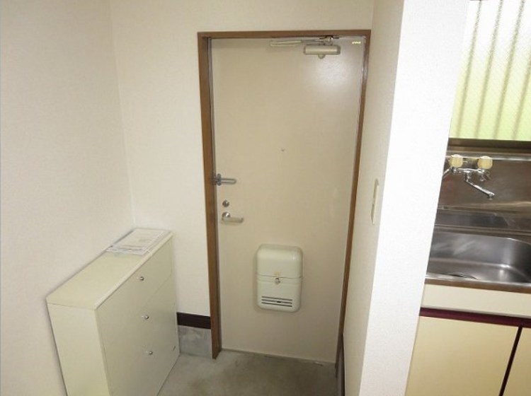 ＪＲ総武線 新小岩駅 徒歩20分 2階建 築34年の玄関写真