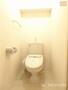 トイレ　●温水洗浄暖房便座付のトイレスペース。