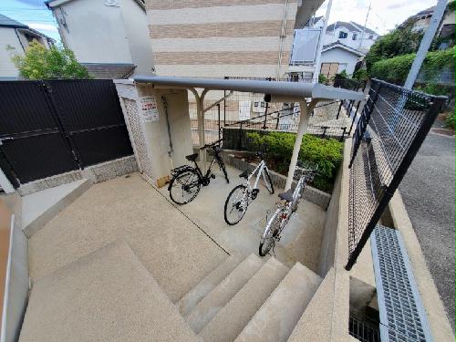 その他共有部分　屋根付き駐輪場あります。