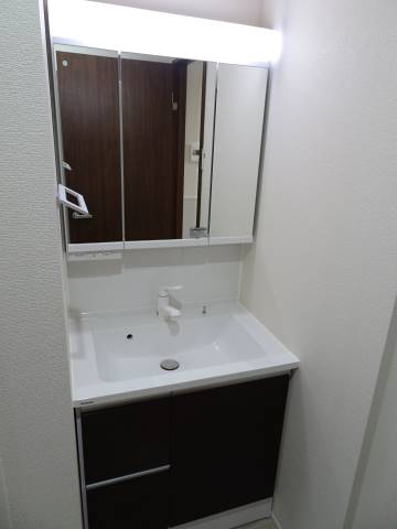 洗面設備　3面鏡付きシャンプードレッサー