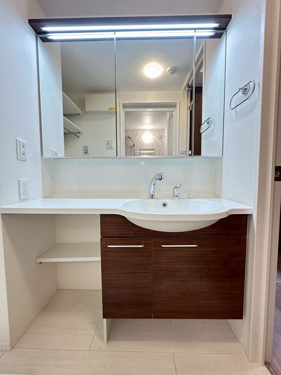 洗面設備　※同物件、別部屋の写真です。