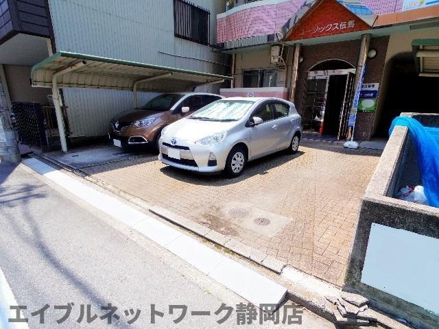 【静岡市葵区伝馬町のマンションの駐車場】