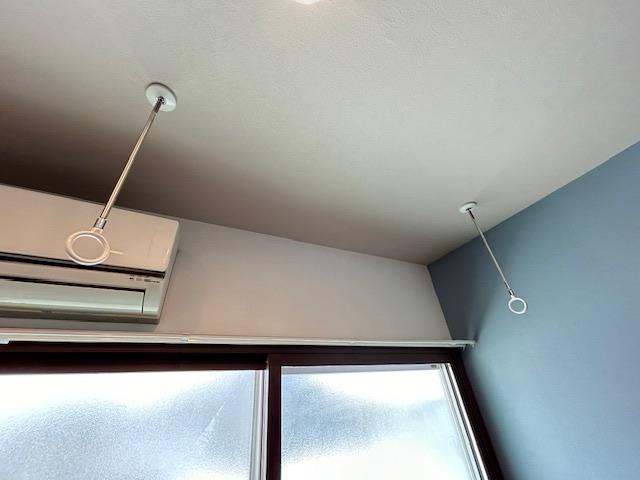 その他　室内物干し付き。同タイプの別部屋の写真です。