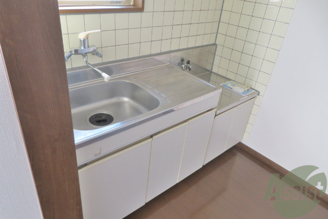 キッチン　キッチンは都市ガス用のコンロが置けます。