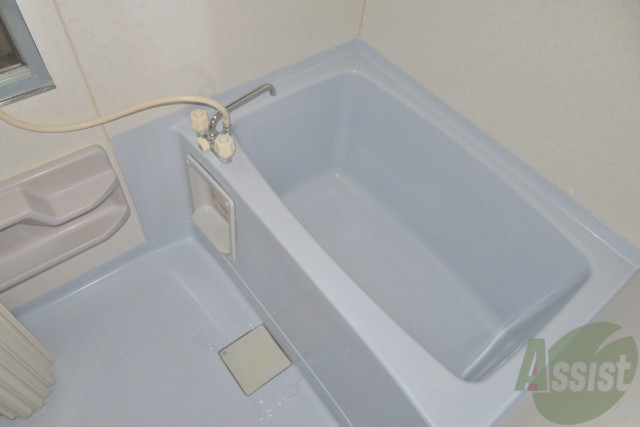 バス・シャワールーム　お風呂は、肩まで浸かれる広さがありますね。