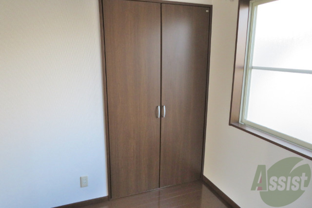 収納　クローゼットはコチラです。中が気になりますね。