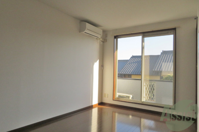 居室・リビング　９．５帖のＬＤＫです。陽当たりは良く、綺麗なお部屋。