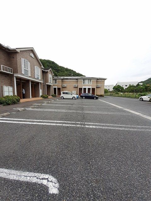 【竹原市西野町のアパートの駐車場】