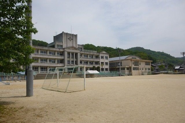 【竹原市西野町のアパートの小学校】