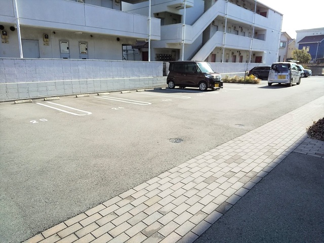 【松山市余戸南のマンションの駐車場】