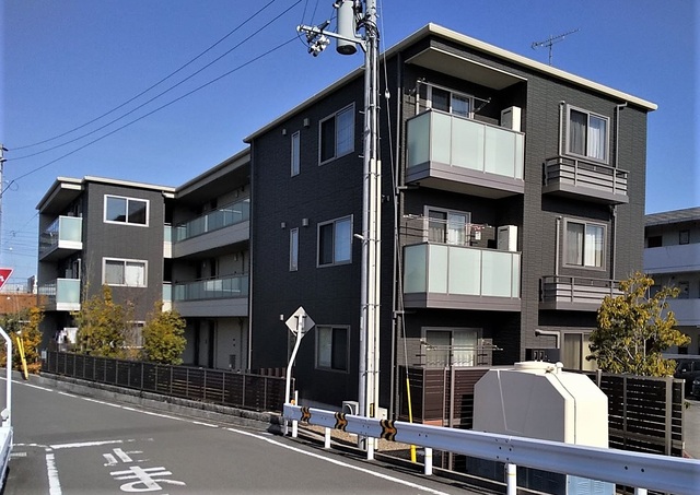 松山市余戸南のマンションの建物外観