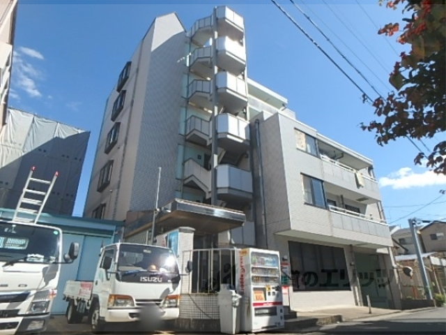 京都市右京区嵯峨明星町のマンションの建物外観