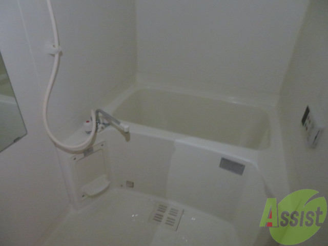 バス・シャワールーム　バスルームは狭すぎず、シャワーも浴びやすそうです。