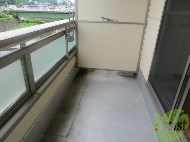 バルコニー　バルコニー。洗濯物がはかどりそうな広さがありますよ。