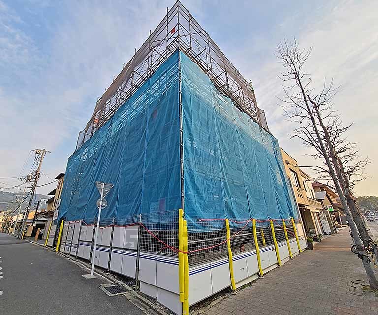 【京都市左京区岡崎円勝寺町のマンションの建物外観】