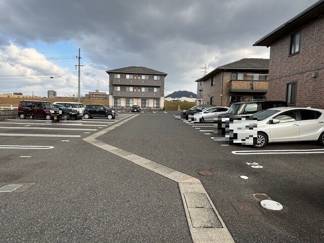 【鳥取市吉成のアパートの駐車場】