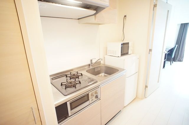 キッチン　ガスコンロ２口・グリル付キッチン。冷蔵庫・レンジ