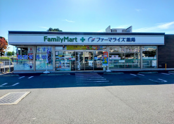 コンビニ　ファミリーマート 真砂一丁目店（コンビニ）まで303m