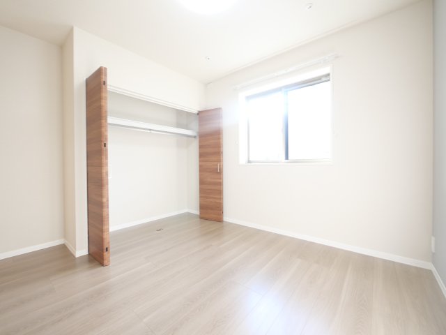 その他部屋・スペース　落ち着いた色調の寝室です