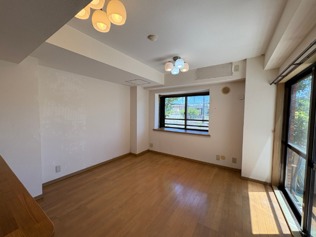 居室・リビング　補修中のお部屋です