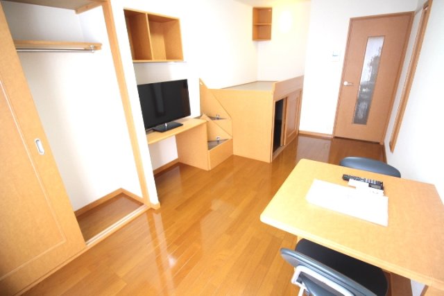 居室・リビング　同物件、別号室のものです。