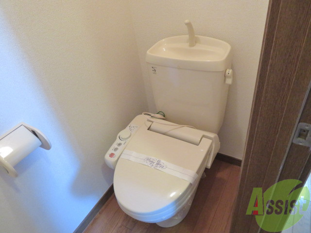 トイレ　ウォシュレット機能がついたトイレです。安心して使用できますね