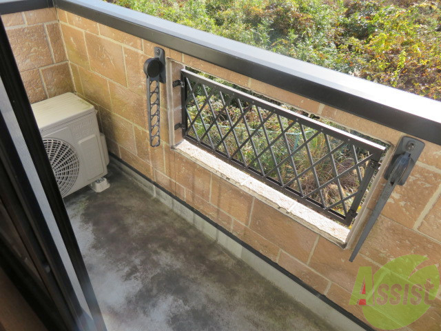 バルコニー　バルコニー。洗濯物がはかどりそうな広さがありますよ。