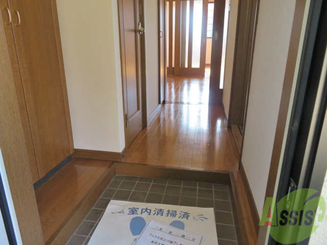 玄関　廊下の様子です。幅も狭くなく、利用しやすいですよ。