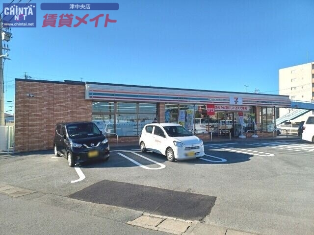 コンビニ　セブンイレブン津市上浜町3丁目店（コンビニ）まで526m