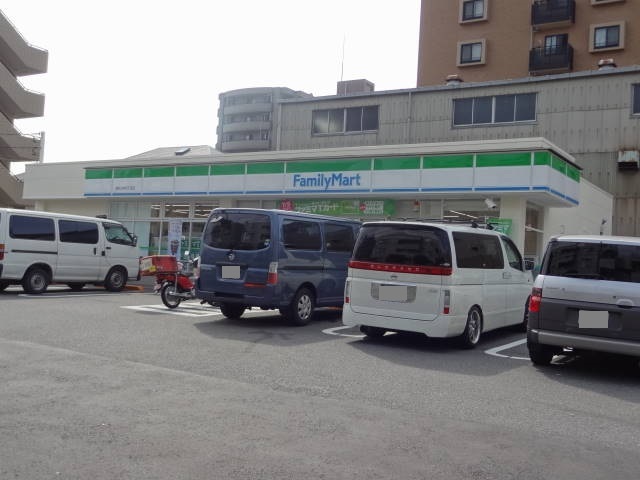 コンビニ　ファミリーマート浦安北栄四丁目店（コンビニ）まで556m