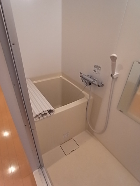 バス・シャワールーム　２人でも十分入浴できる広々なお風呂です