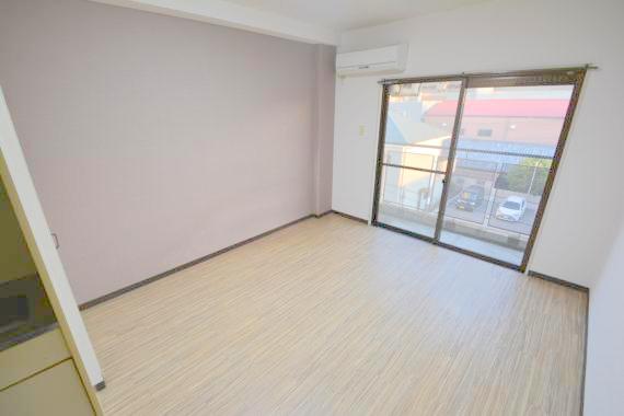 居室・リビング　白を基調とした内装でおしゃれで、落ち着ける空間です。