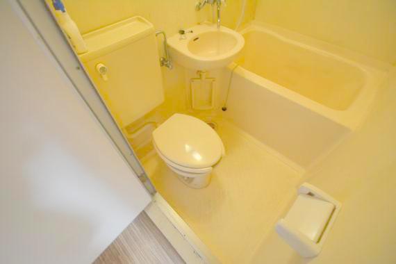 トイレ　白くてピカピカのトイレですね。お掃除もしやすいです。