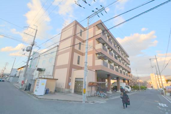 建物外観　存在感のある外観は落ちついた色合いで、堂々としていますね。