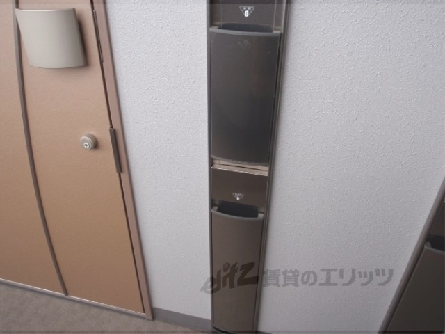 玄関　新聞受け、傘立て