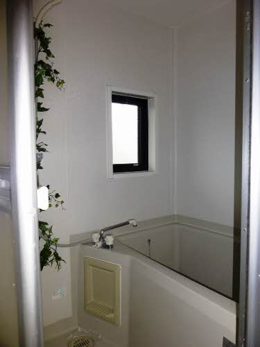 バス・シャワールーム　窓があるので換気にも便利♪