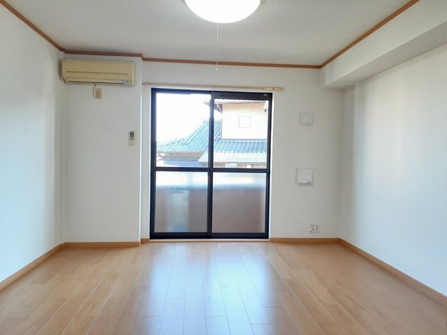 居室・リビング　明るい色調の室内です