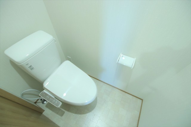 トイレ　【別室参考写真】快適な洗浄暖房便座付き