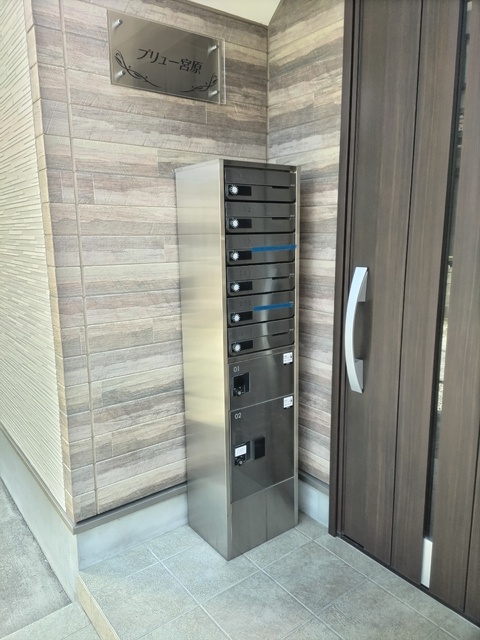 エントランス　宅配ボックス、集合ポストあります