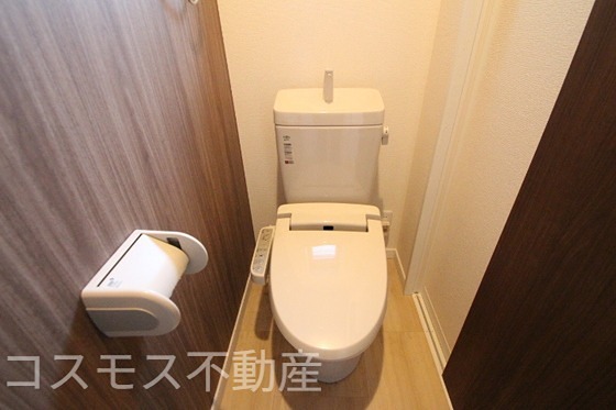 トイレ　別のお部屋の同仕様写真です。